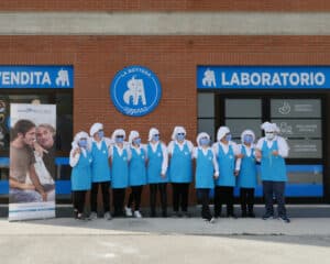 Un gruppo di pasticceri in posa durante la foto di gruppo all''apertura del nuovo Laboratorio, con le mascherine, durante il Covid